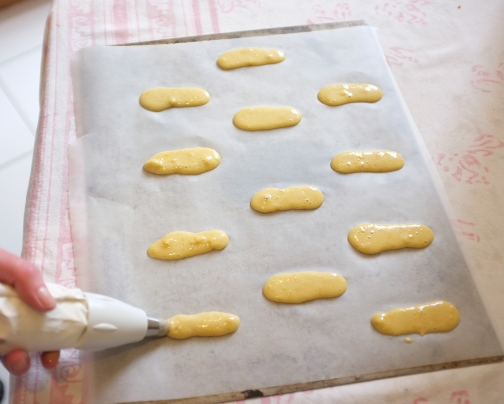 fabrication des "langues de chats" avec une poche à pâtisserie