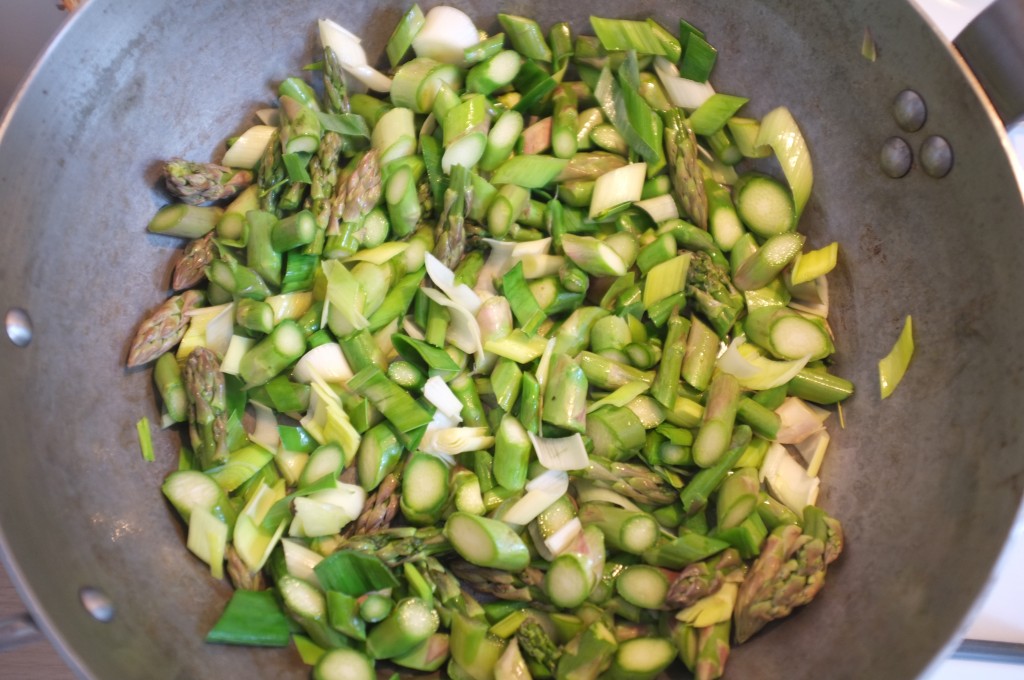 les asperges et les poireaux sautés à la poêle