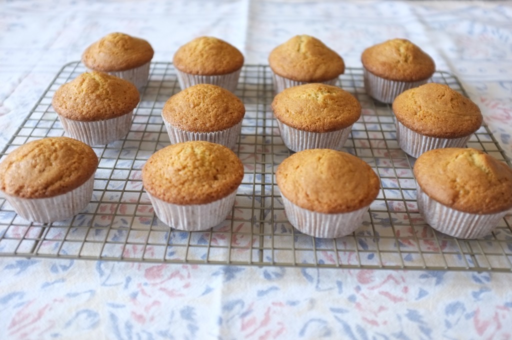 les cupcakes refroidissent avant d'être décorés