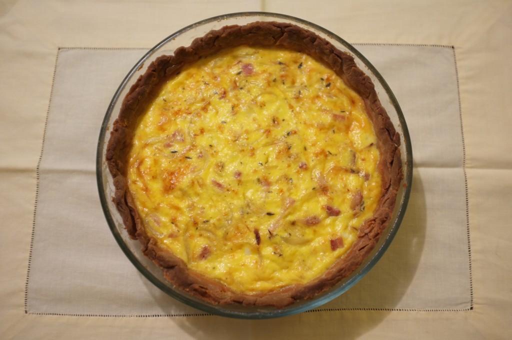 Quiche Lorraine sans gluten sortant du four.