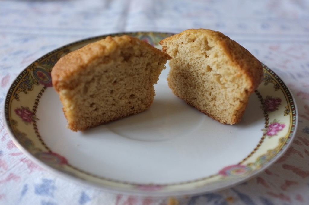 un cupcake sans gluten coupé en deux, avant le glacage