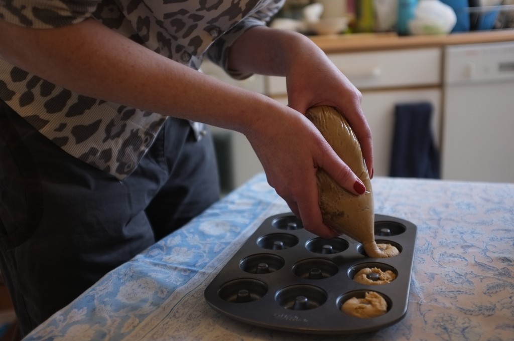 mini donuts sans gluten, division de la pâte dans les petits cercles du moule