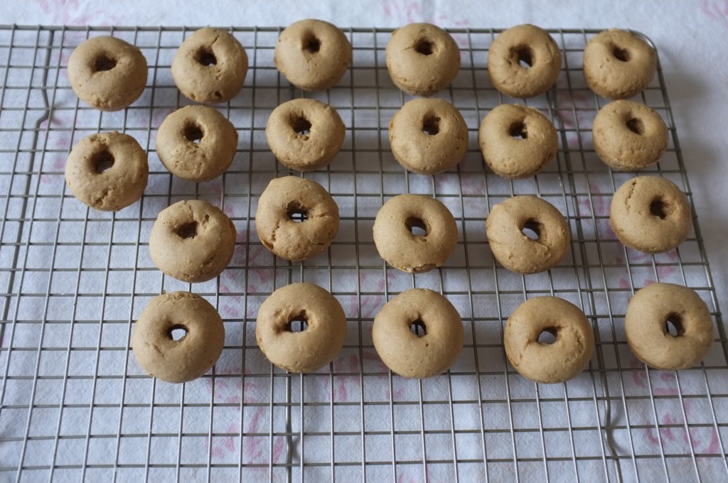 mini donuts sans gluten à la vanille, sur une grille à refroidir avant le glaçage