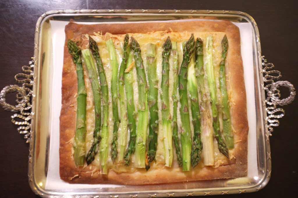 Tarte aux asperges toute chaude sortie du four prête à servir...