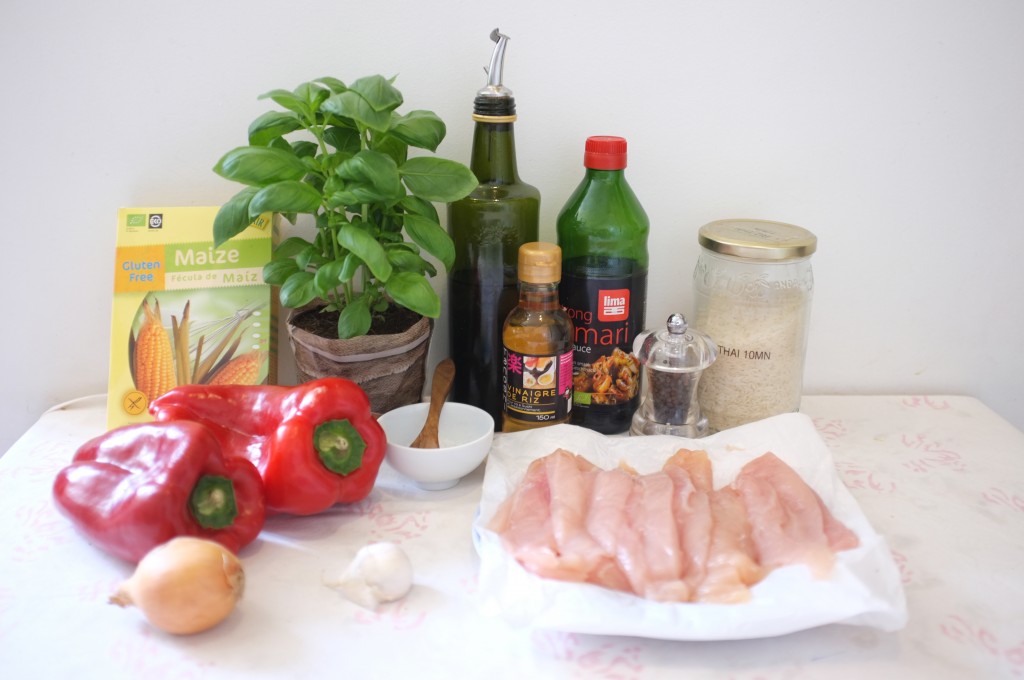 ingrédients pour du poulet sauté sans gluten au basilic et aux poivrons