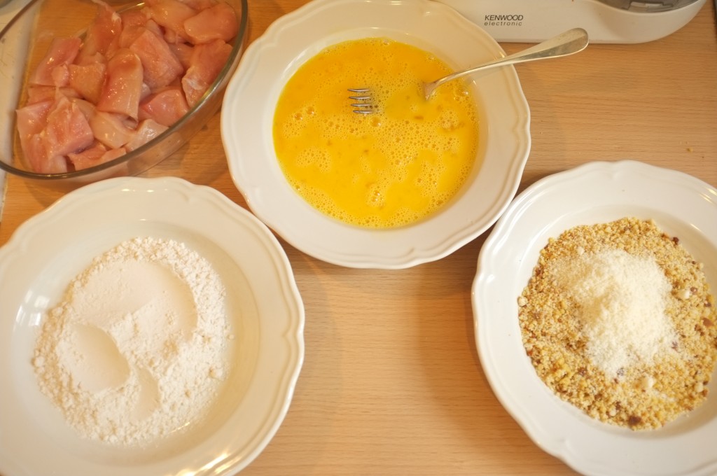 les 3 assiettes: farine de riz, oeufs battues, et chapelure croustillante