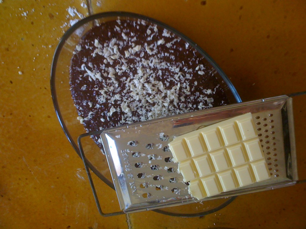 gâteau sans gluten aux chocolat noir recouvert de chocolat blanc