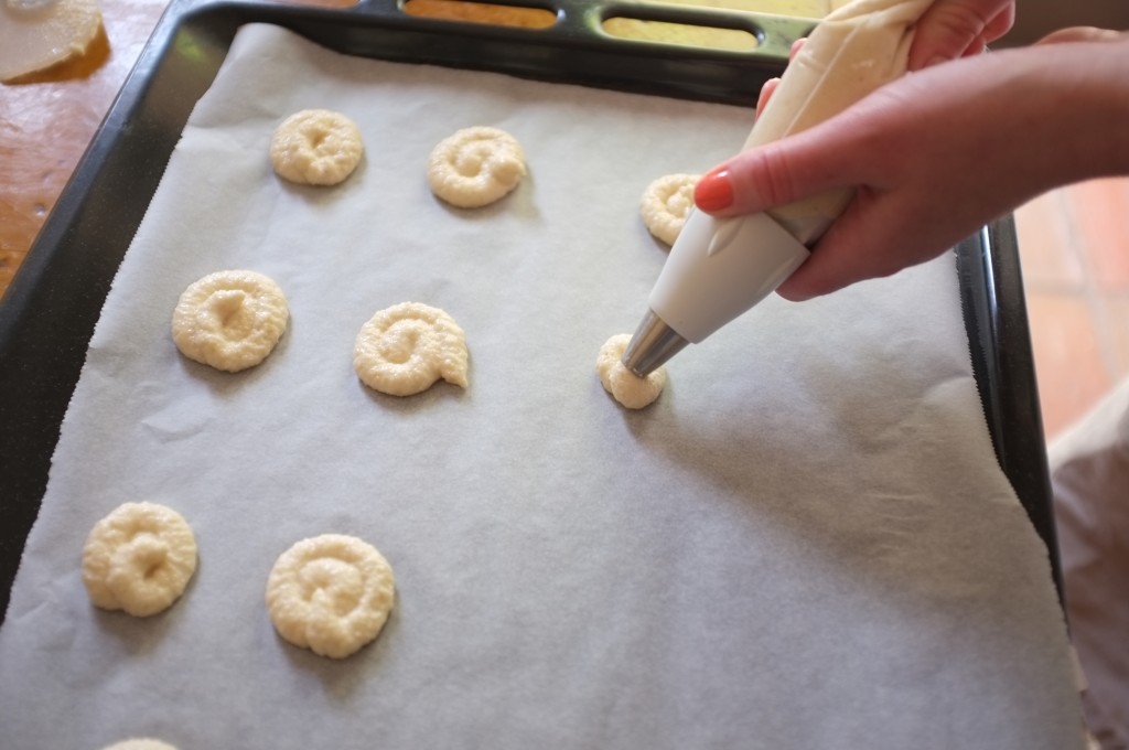 Avec la douille, je donne une forme d'escargot aux Amarettis