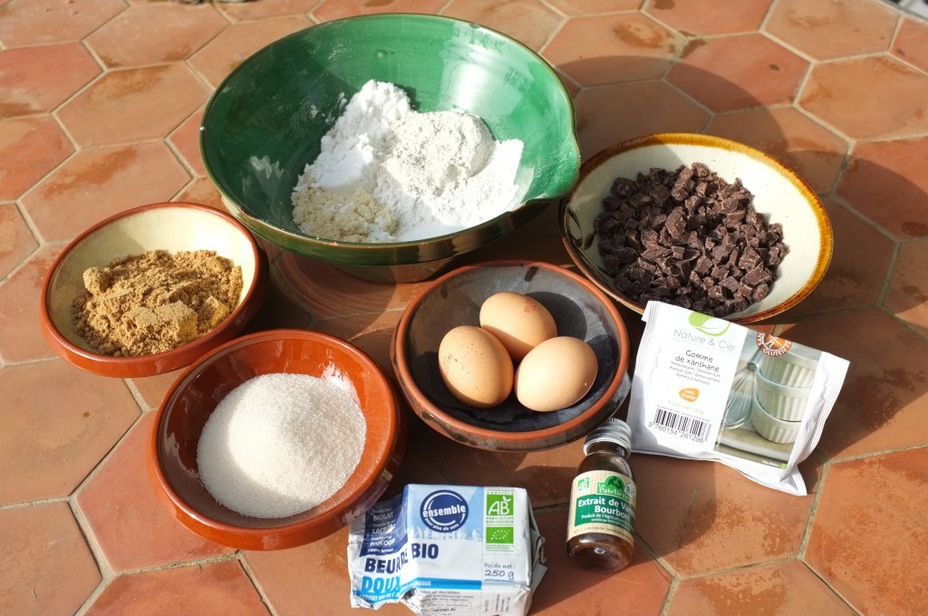 Ingrédients san gluten pour le cookies géant aux pépites de chocolat