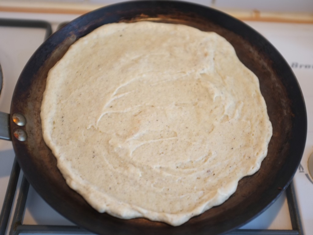 Etaler la pâte, qui est épaisse, à l'aide du dos d'une cuillère à soupe