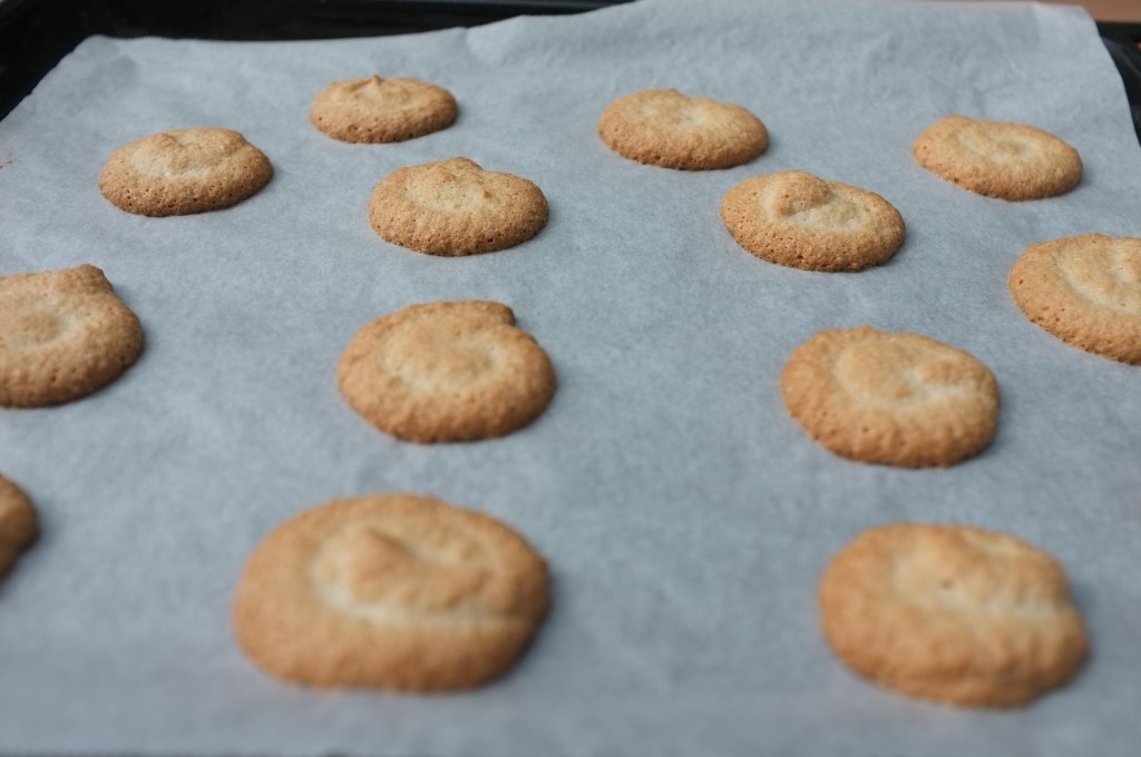 Les macarons Amaretti à la sortie du four