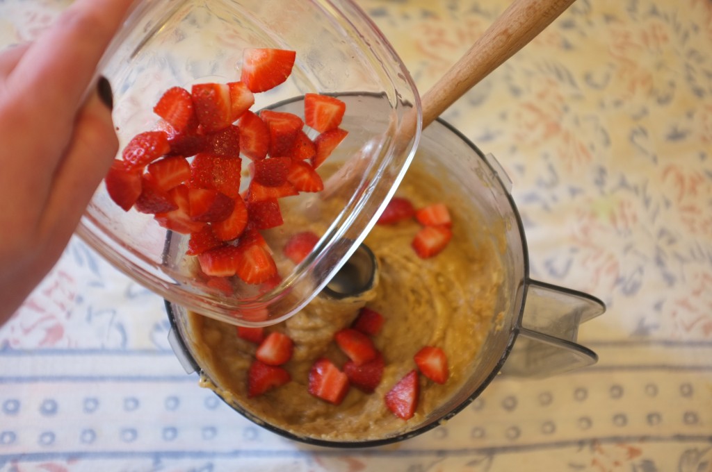 les morceaux de fraise por l'intérieur de la pâte seront mélanger à la main à l'aide d'une spatule en silicone