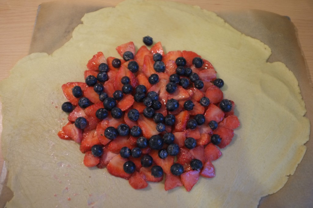 Les fruits sont positionnés en cercle sur la pâte à tarte