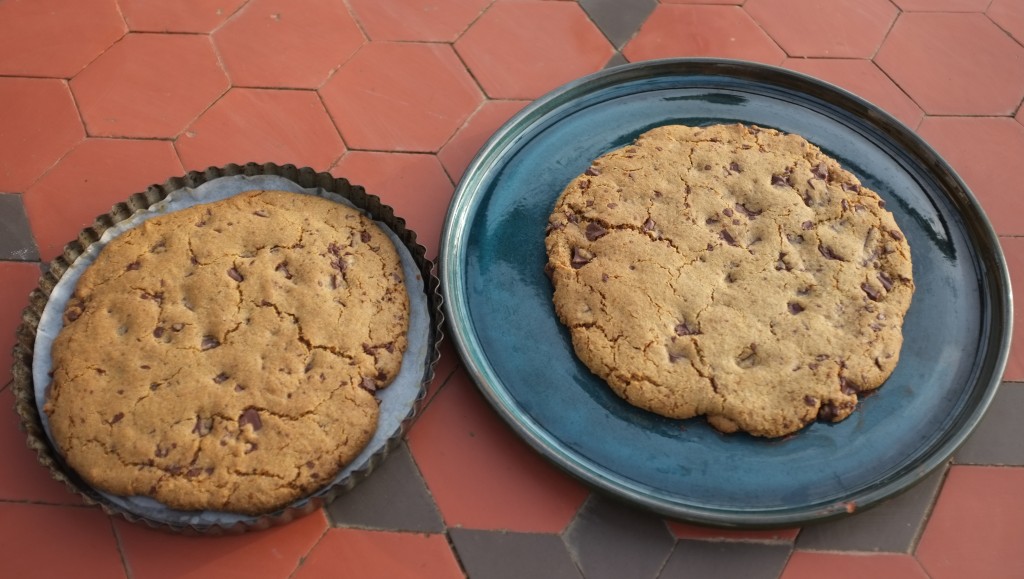 Les cookies géants aux pépites de chocolat, à la sortie du four