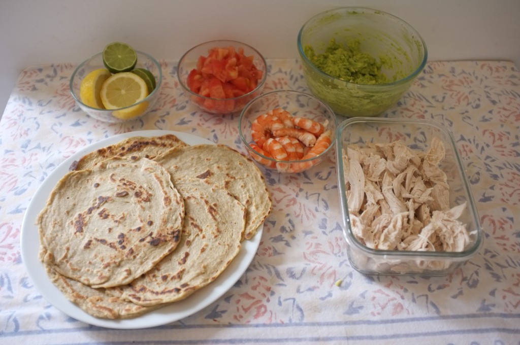 chacun agrémente sa tortilla comme il aime, crevette ou poulet au choix