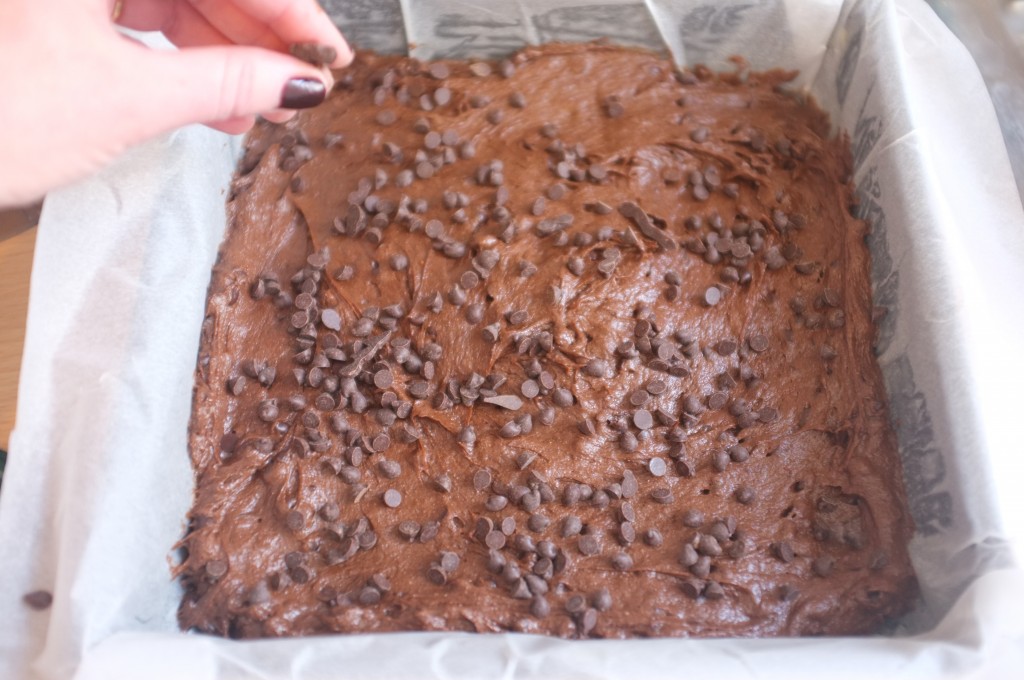 Le Brownie est ensuite recouvert de pépites de chocolat noir