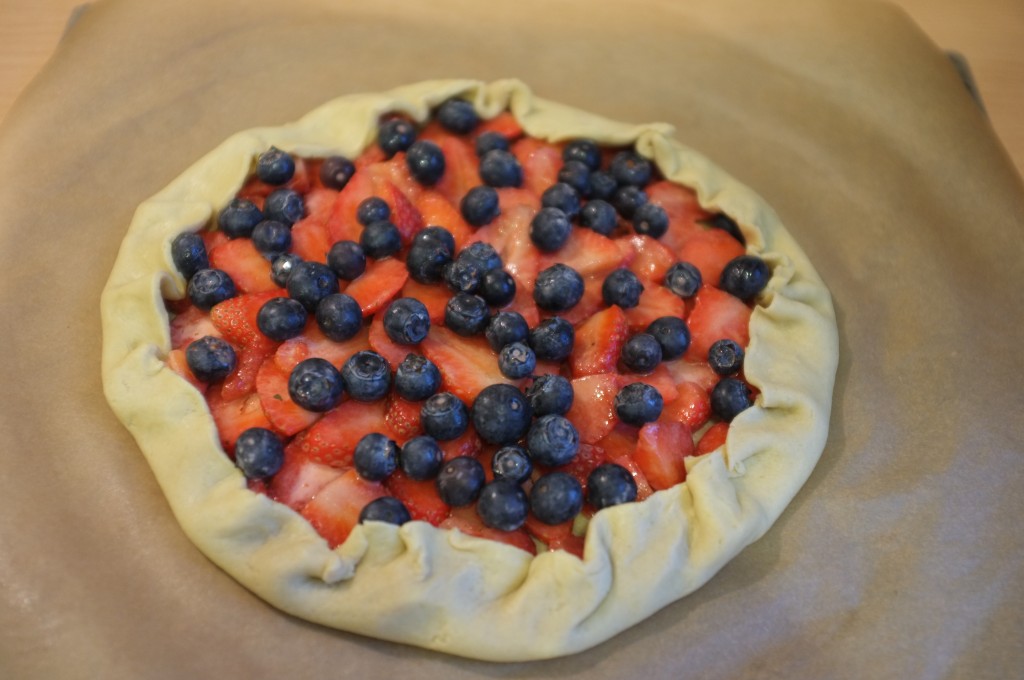 Le bord de la pâte est repliée sur les fruits