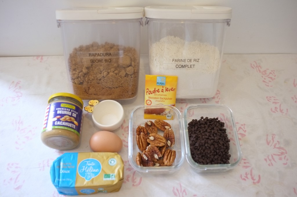 Ingrédients pour les cookies aux pépites de chocolat, beurre de cacahouète et noix de mécan