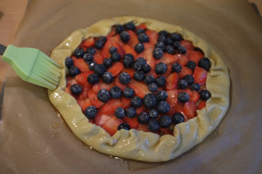 les bords de la tarte et les fruits sont badigeonnés de sirop