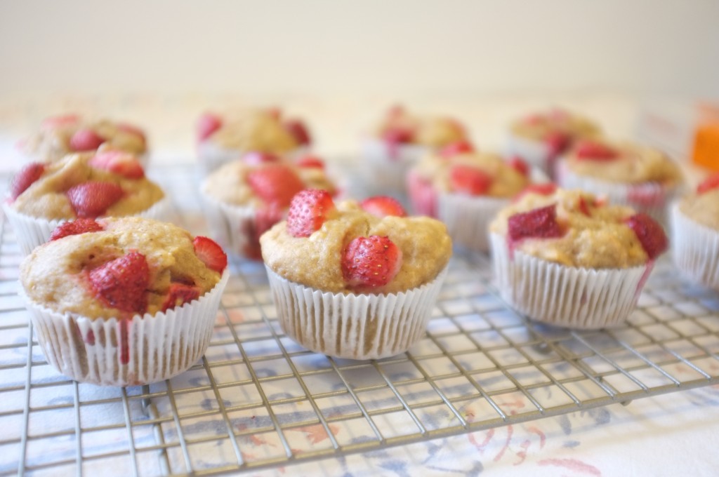 les muffins à la sortie du four refroidissent sur une grille