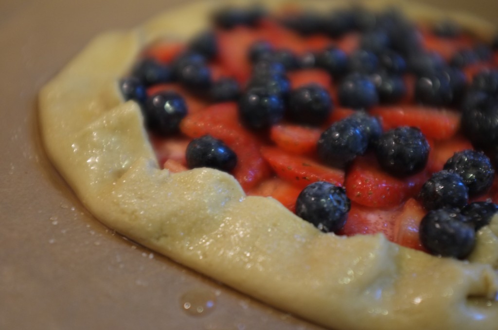 Les bords de la tarte sont saupoudrés de sucre roux de canne