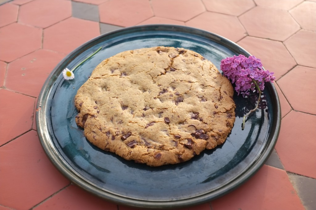 Un cookie géant prêt à être dévoré par les enfants