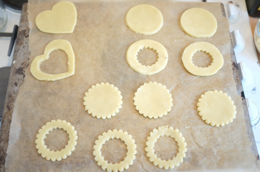 Les biscuits Linzer au moment du découpage