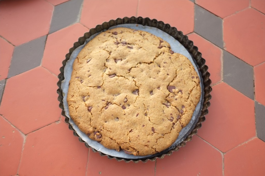 un cookie géant sans gluten, à la sortie du four