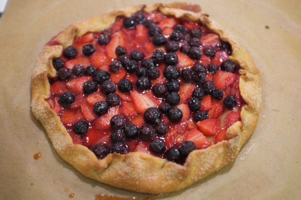 La tarte rustique aux fraises et myrtille à la sortie du four