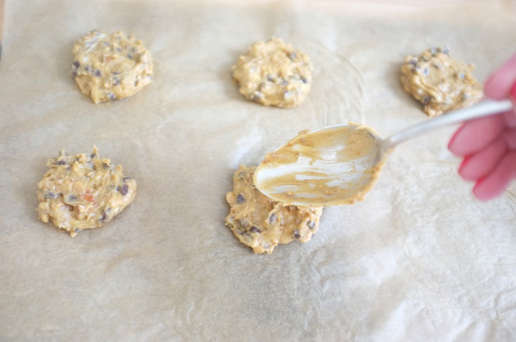 Les cookies sont formés à l'aide de deux cuillères et un tout petit peu aplatis