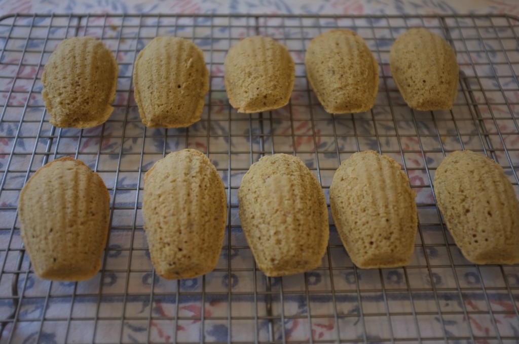 Les madeleines sont retournées pour refroidir