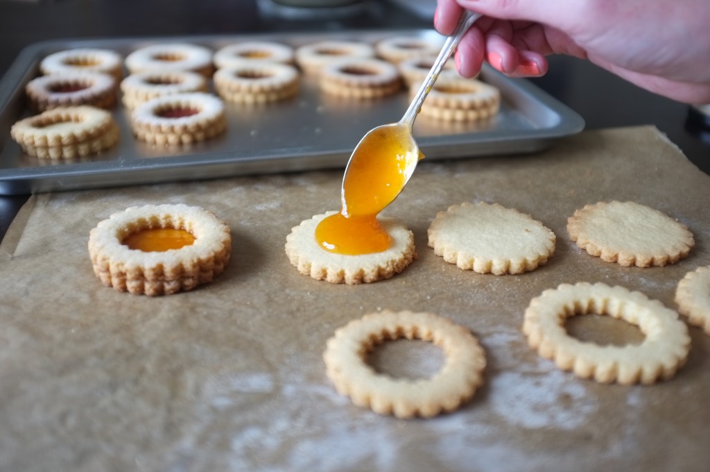 Déposer la confiture sur les biscuits Linzer