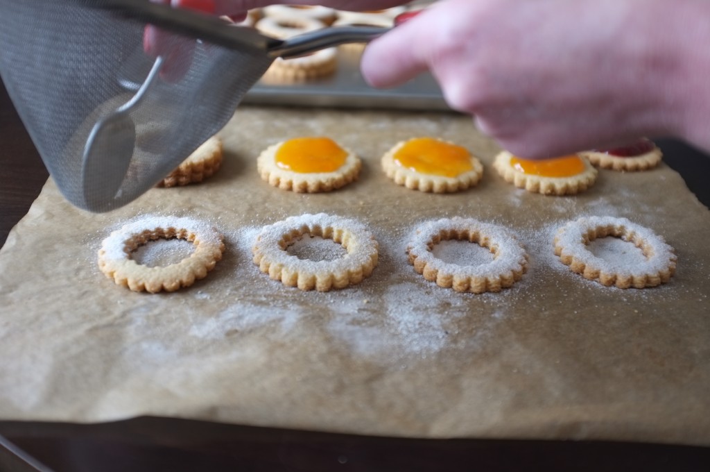 Saupoudrer de sucre glace la seconde partie des biscuits