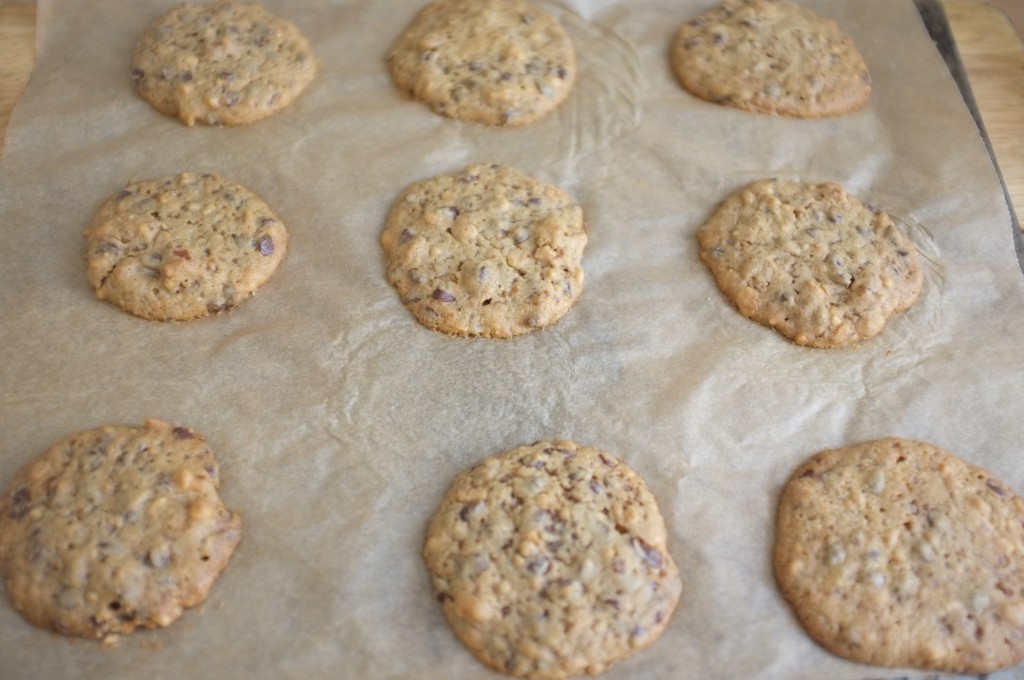 Sans gluten, les cookies aux pépites de chocolat, beurre de cacahouète et noix de pécan doivent reposer sur la feuille de cuisson 5 mn à la sortie du four.