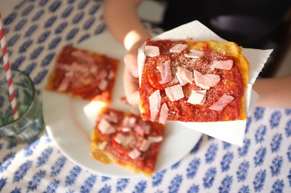 Mon fils préfère une pizza tomate, jambon, parmesan