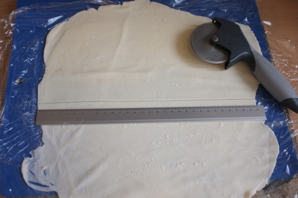 Je coupe les carrés de pâte à l'aide d'une règle et d'une roulette à pizza