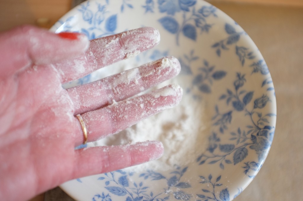 Comme la pâte est crémeuse, il faut se fariner les mains pour former les petites boules de biscuits