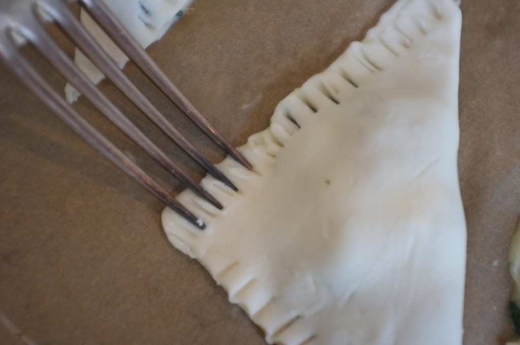 Seler ensemble les deux épaisseurs de pâte avec les dents d'une fourchette, cela s'appelle "chiqueter" ... 