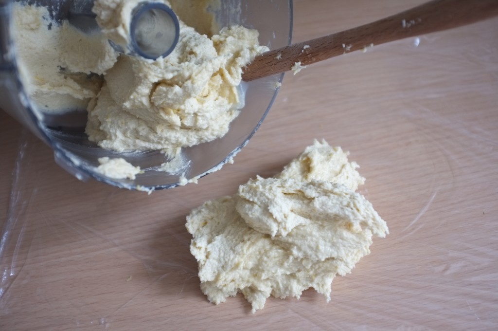 La pâte à biscuit est crémeuse