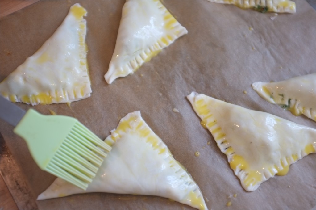 les petits feuilleté sont badigeonnés au beurre-huile d'olive pour obtenir une belle couleur de croute