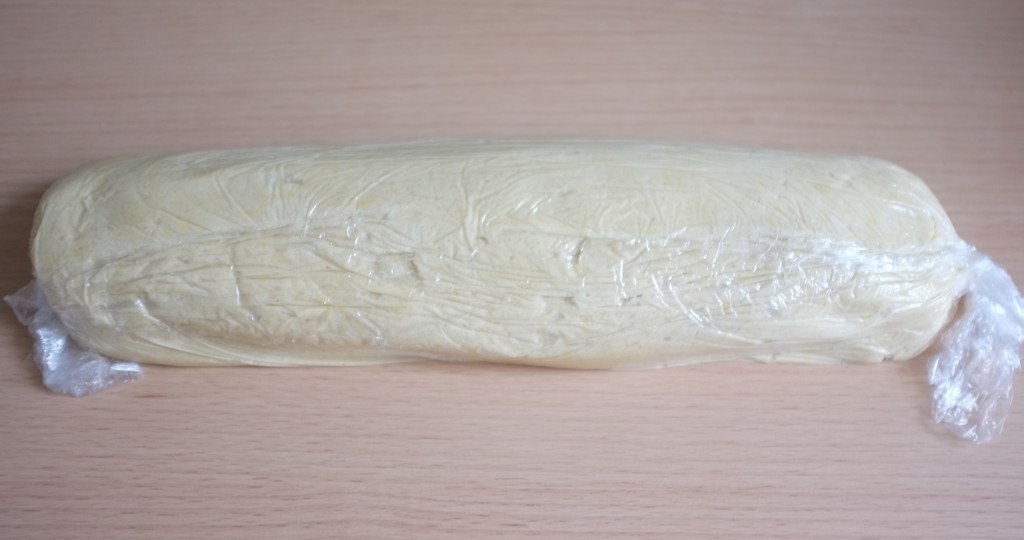 La pâte est roulée en buche avant d'être mise au réfrigérateur