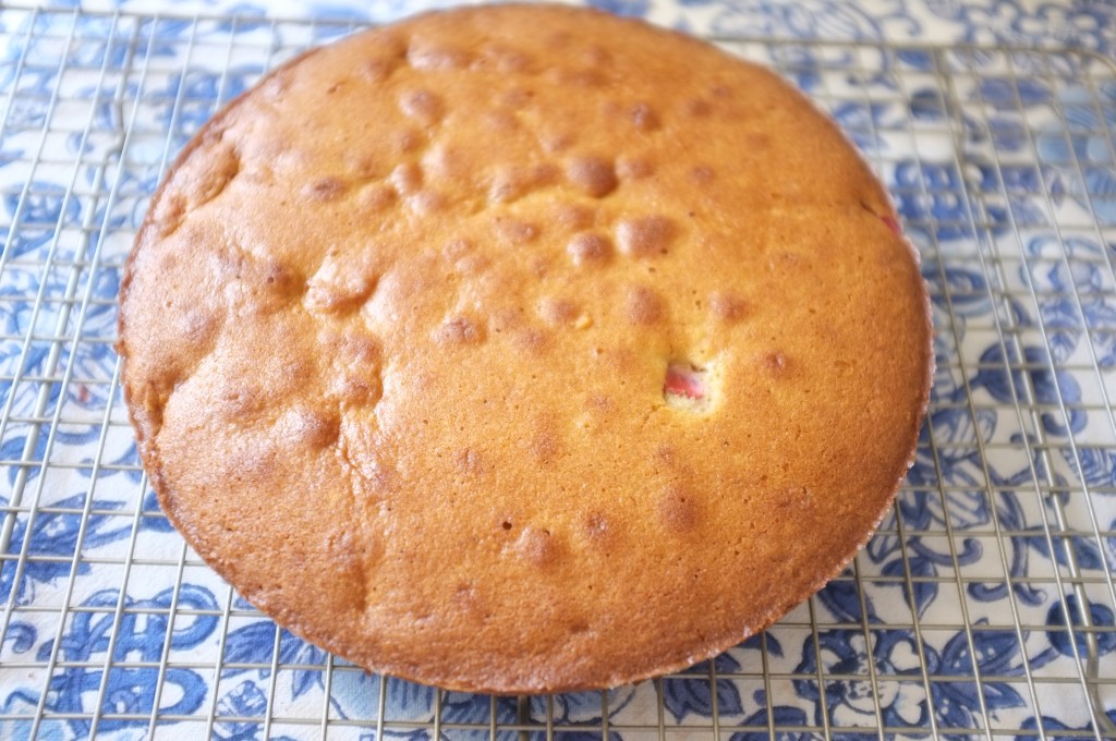 le gâteau amande-millet aux fraises refroidi sur une grille