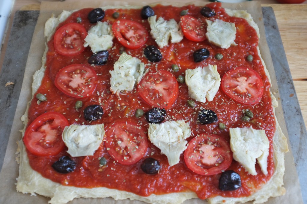 la pizza avant d'être enfourné pour la seconde fois avec la sauce