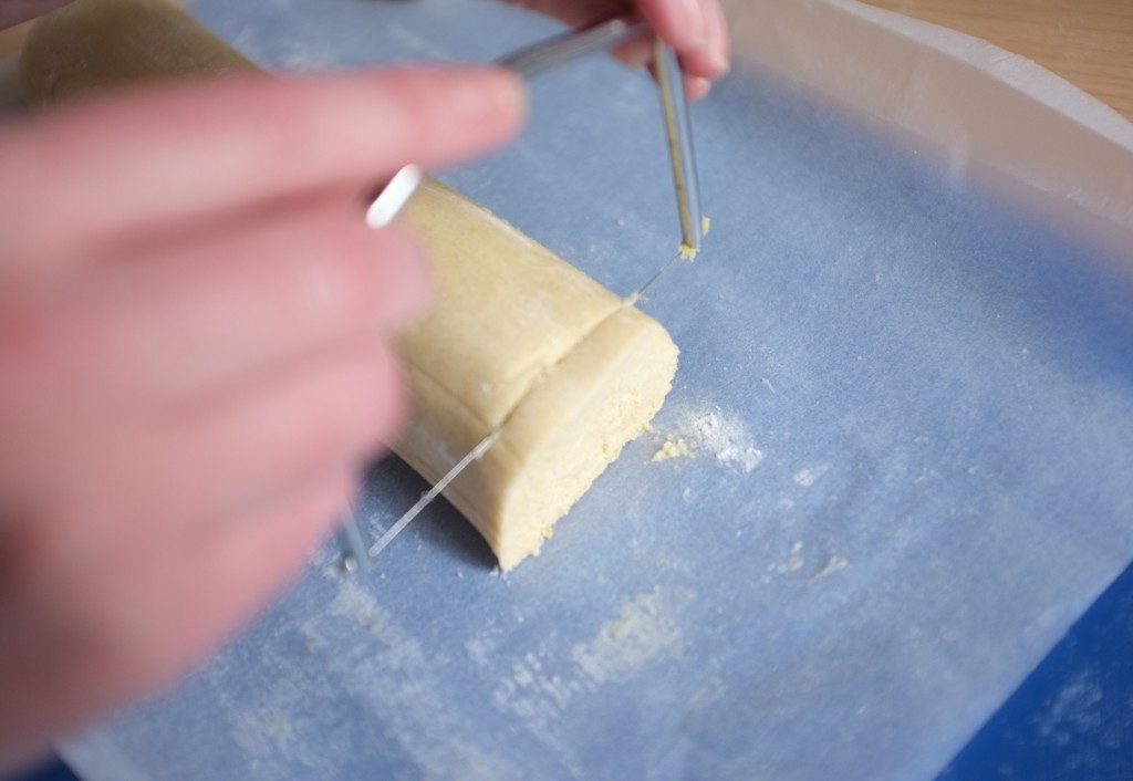 Je coupe les biscuits avec un fils à couper le beurre