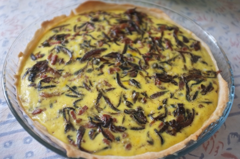 la quiche sans gluten aux oignons rouges, pancetta et câpres