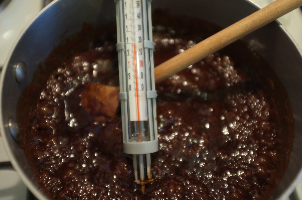 Le caramel bouillonne et atteint doucement 120°C