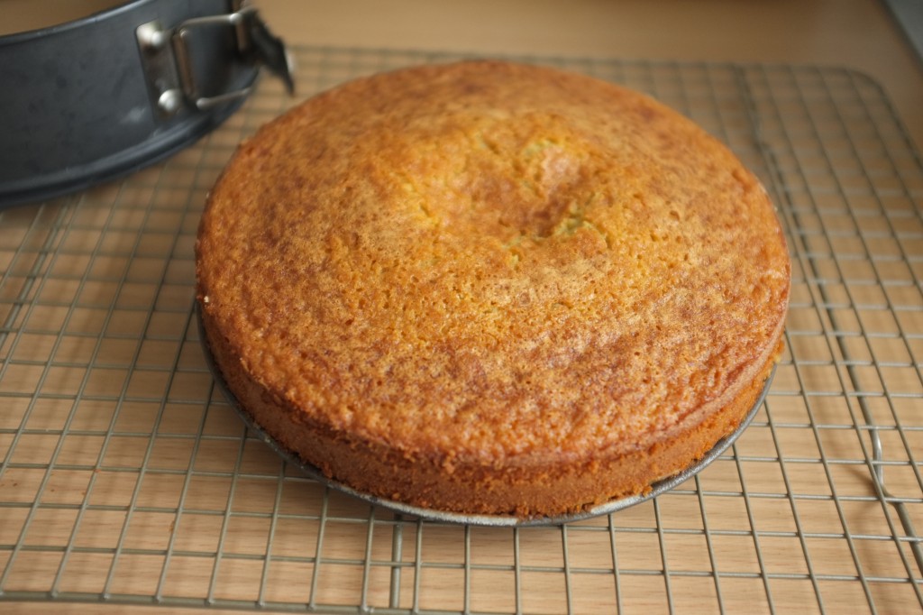 Le gâteau refroidi complètement  hors de son cercle, mais encore sur son socle.