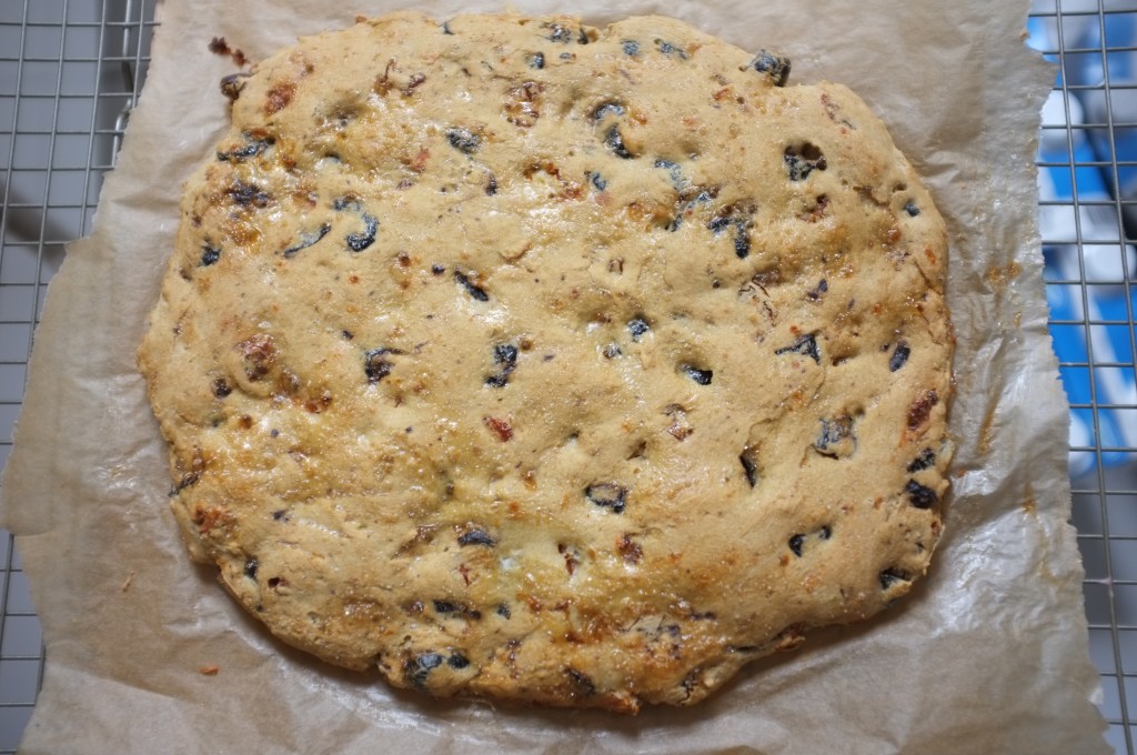 La Foccacia aux olives noires et tomates séchées à la sortie du four