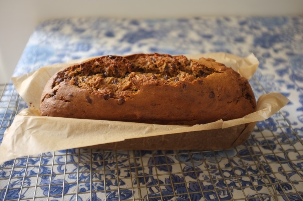 Le "Banana Bread" refroidit sur une grillle