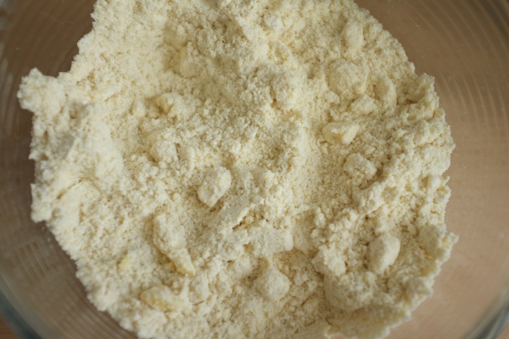 Les farines et le beurre froid forment la pâte sablée